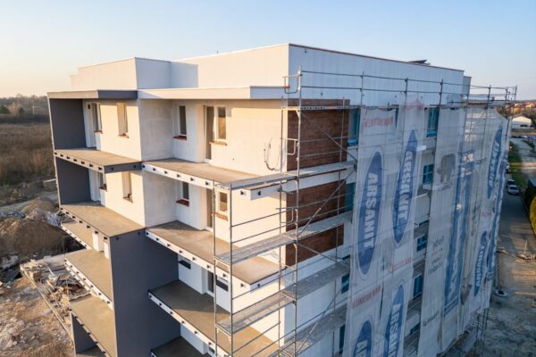 prace przy elewacji budynku