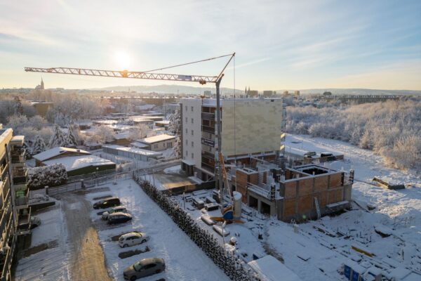 zima na placu budowy