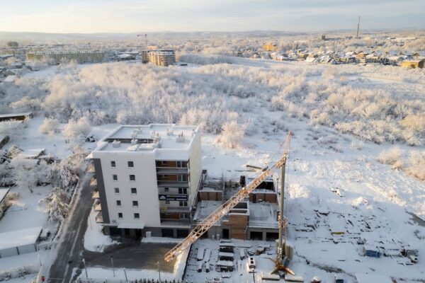 budynek w zimowej scenerii