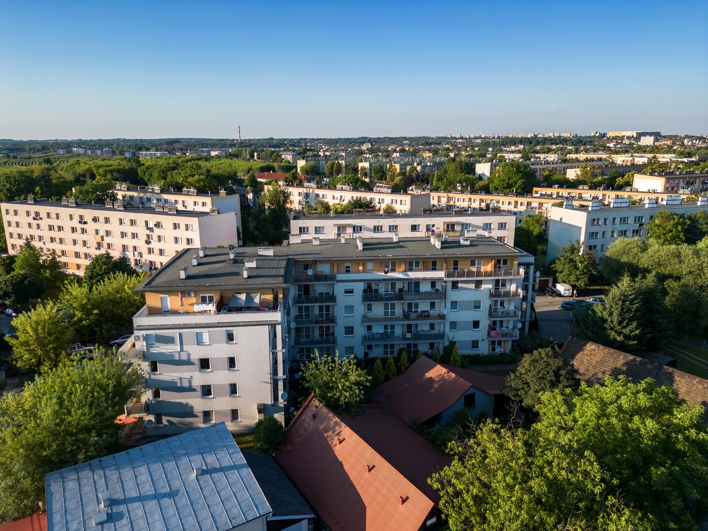 Budynek mieszkalny przy ulicy Wiejskiej 15-17 w Tarnowie z drona