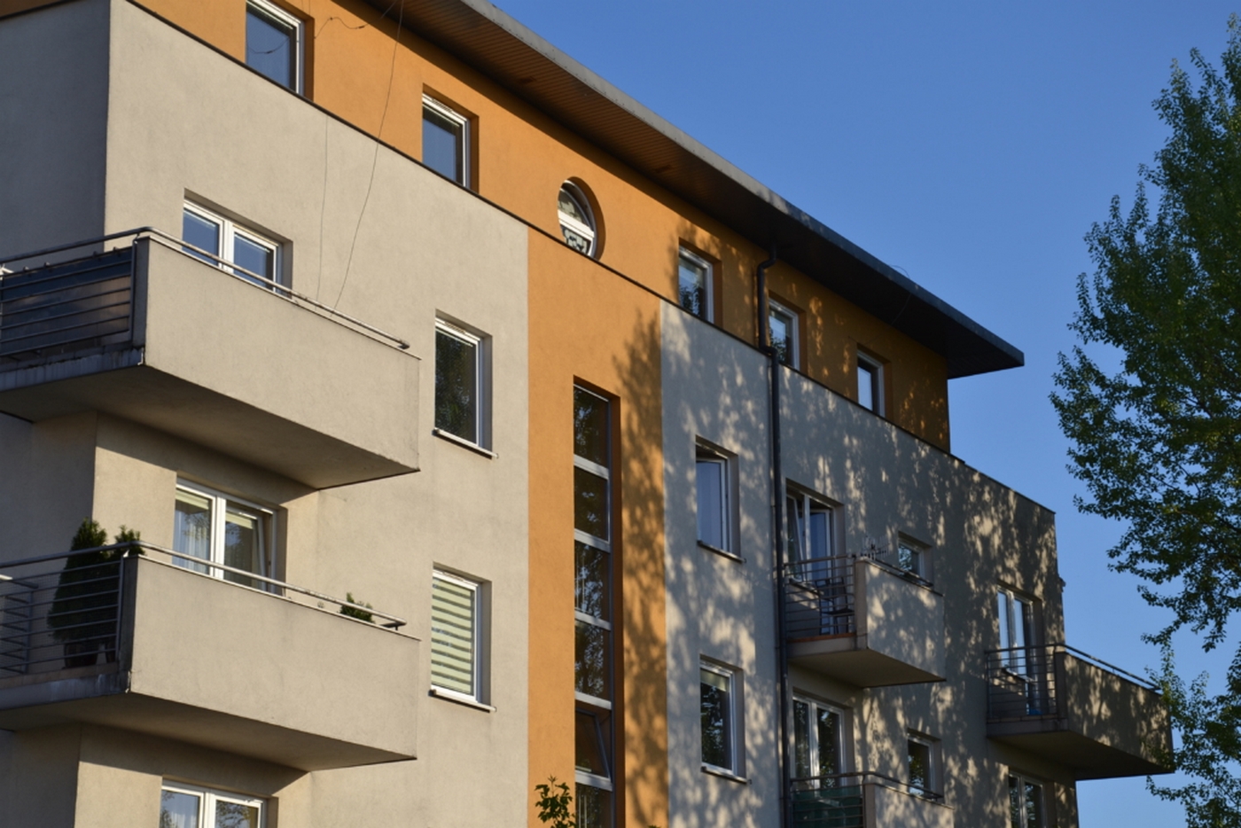 Budynek przy ulicy Wiejskiej 15-17 w Tarnowie w zbliżeniu