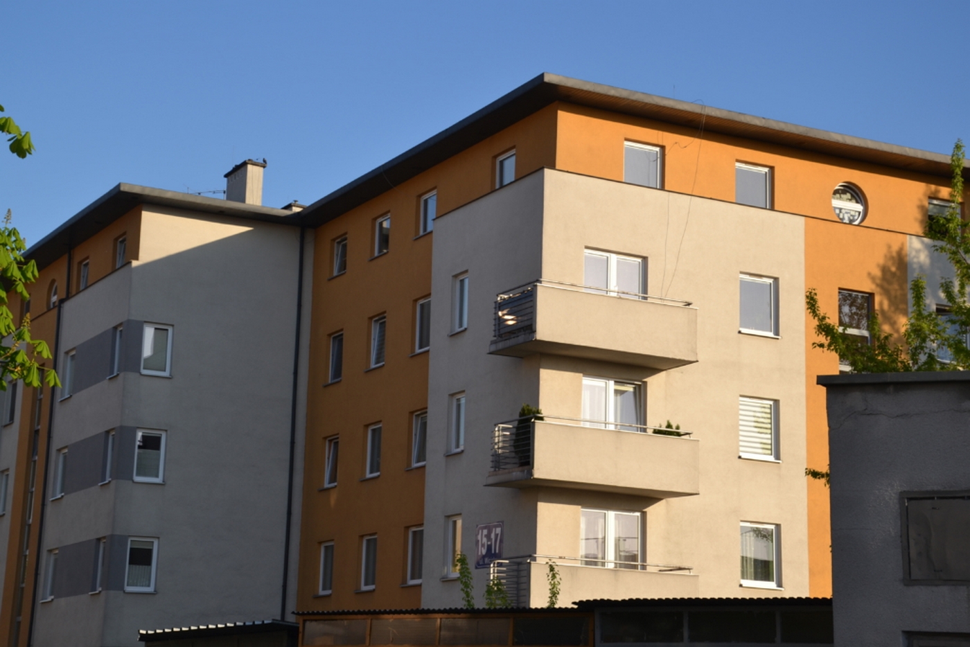 balkony budynku mieszkalnego przy ulicy Wiejskiej 15-17 w Tarnowie