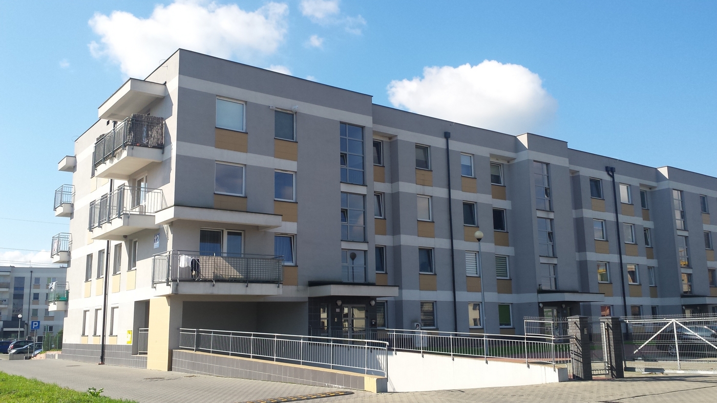 Wjazd do garażu podziemnego budynku przy ulicy Wieniawskiego 12 w Tarnowie