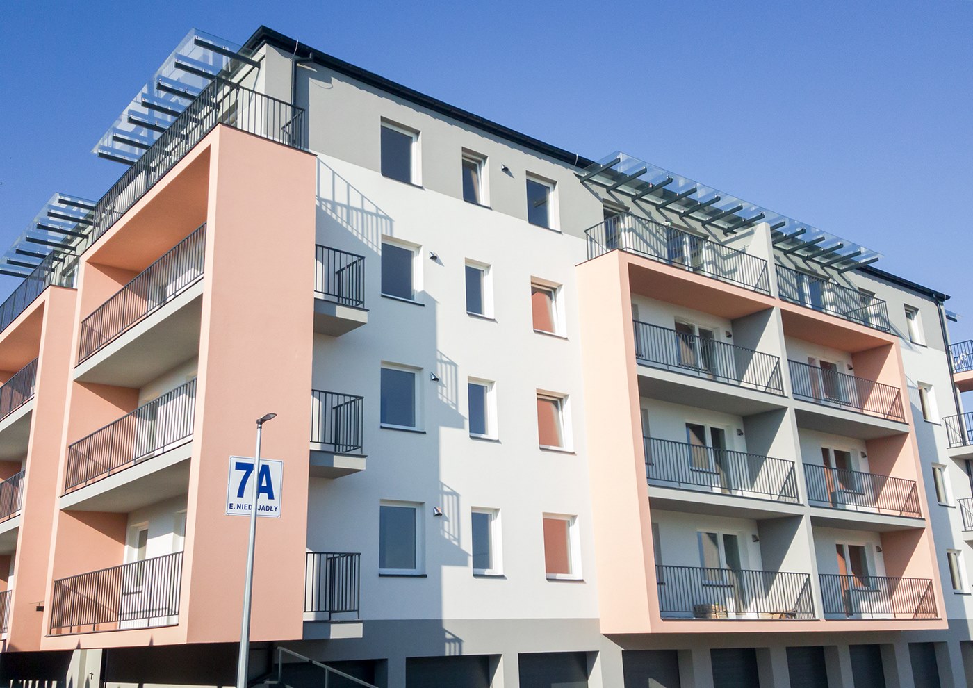 Budynek mieszkalny przy ulicy Niedojadły 7A w Tarnowie z garażami indywidualnymi