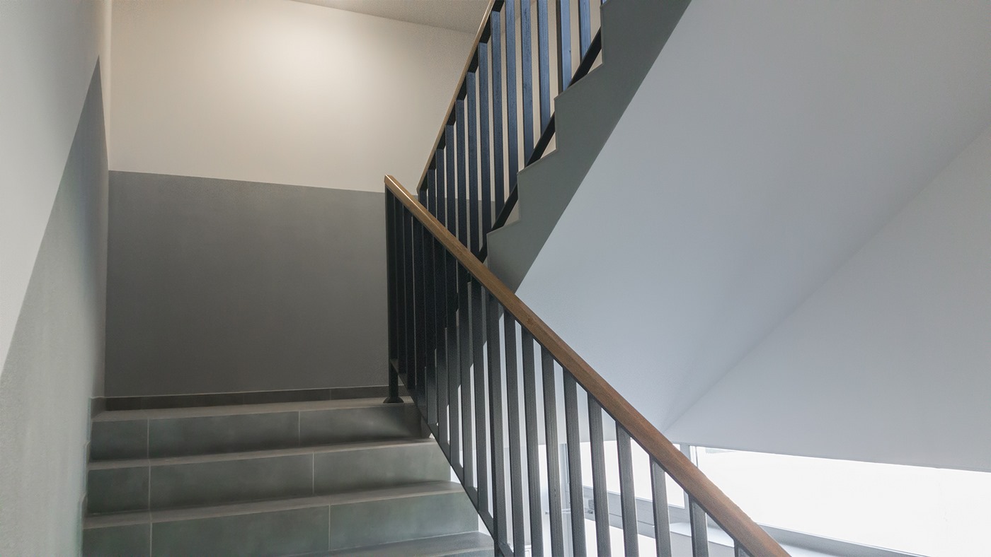 Klatka schodowa budynku mieszkalnego przy ulicy Niedojadły 7A w Tarnowie