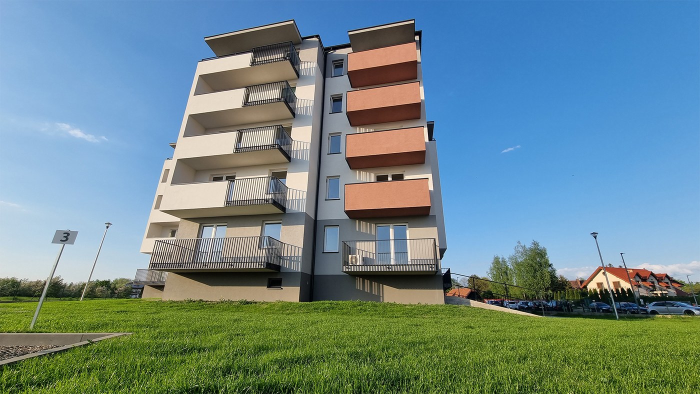 Teren zielony przed budynkiem wielorodzinnym