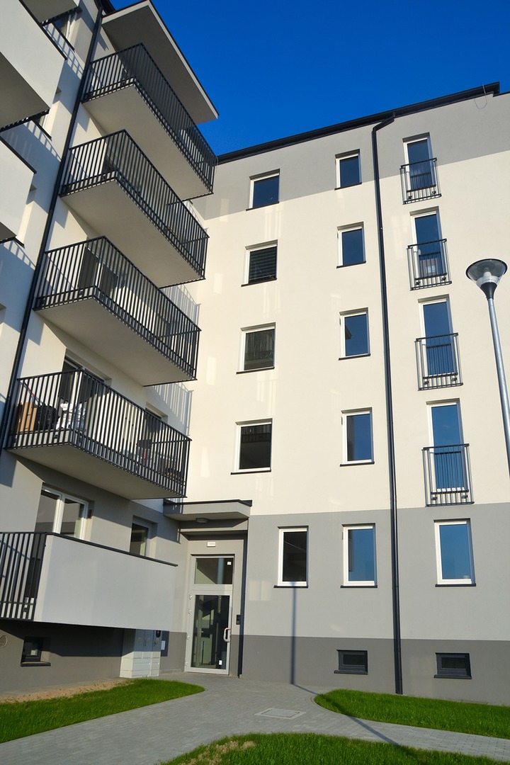 Wejście do budynku przy ulicy Niedojadły 7B w Tarnowie