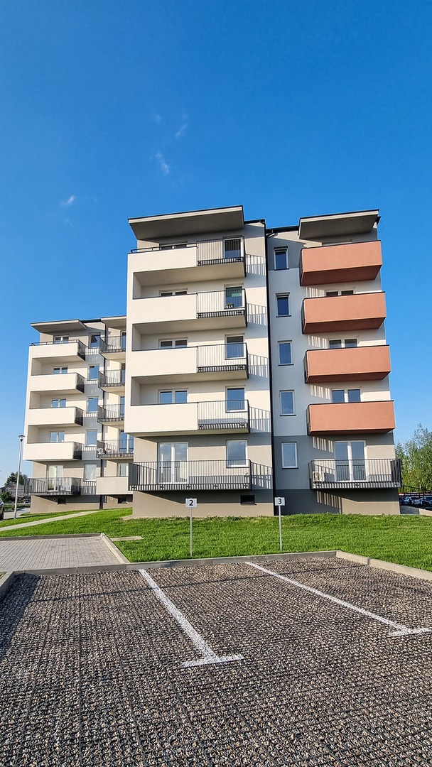 Parking zewnętrzny przed budynkiem wielorodzinnym przy ulicy Niedojadły 7B w Tarnowie