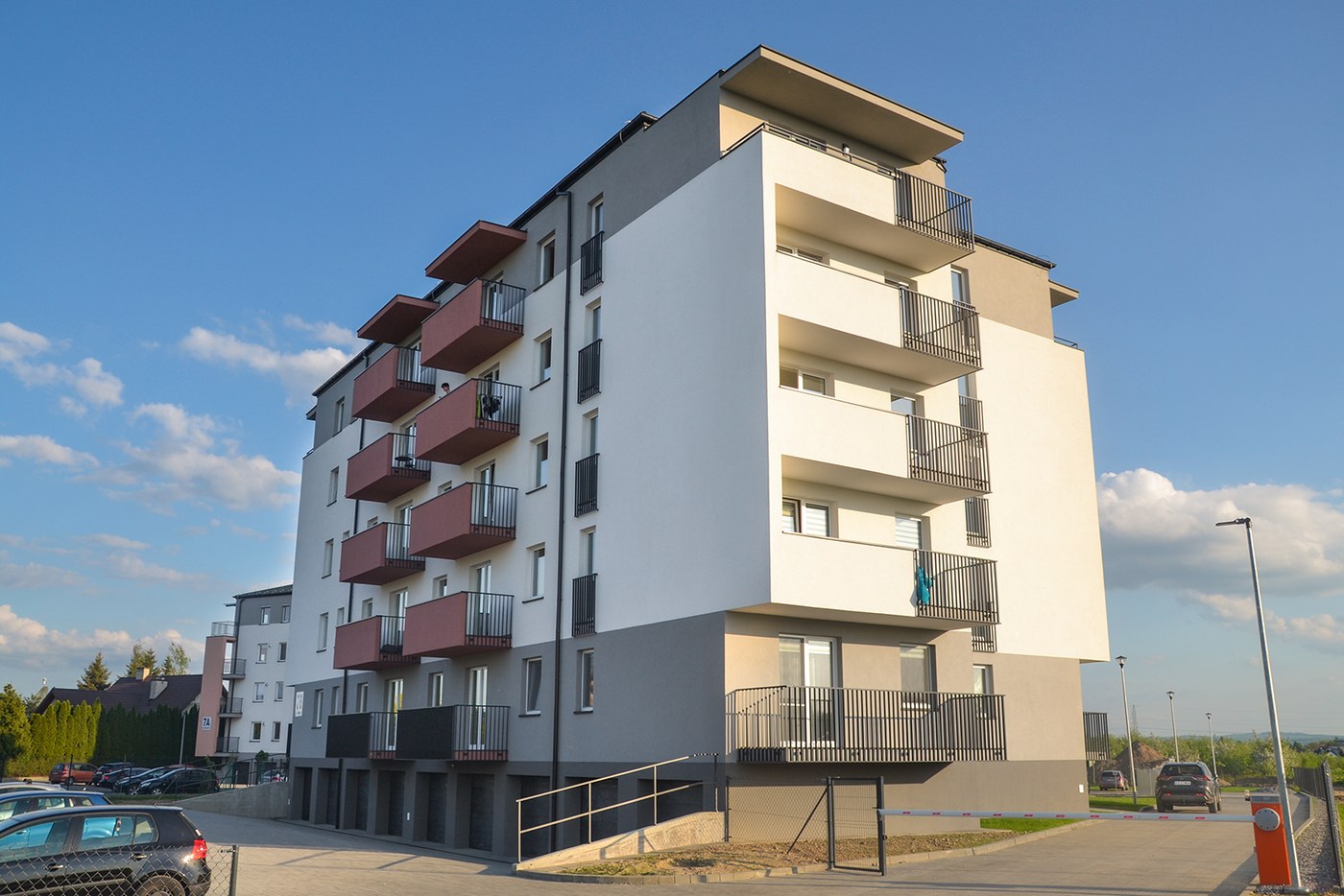 Budynek wielorodzinny przy ulicy Niedojadły 7B w Tarnowie z garażami indywidualnymi