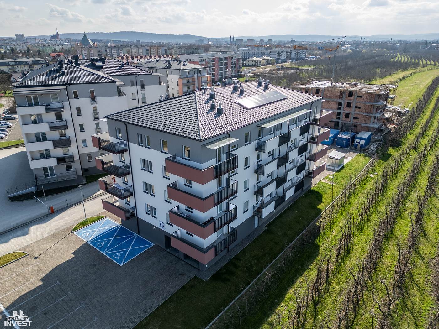 Budynek wielorodzinny przy ulicy Niedojadły 7C w Tarnowie z powietrza