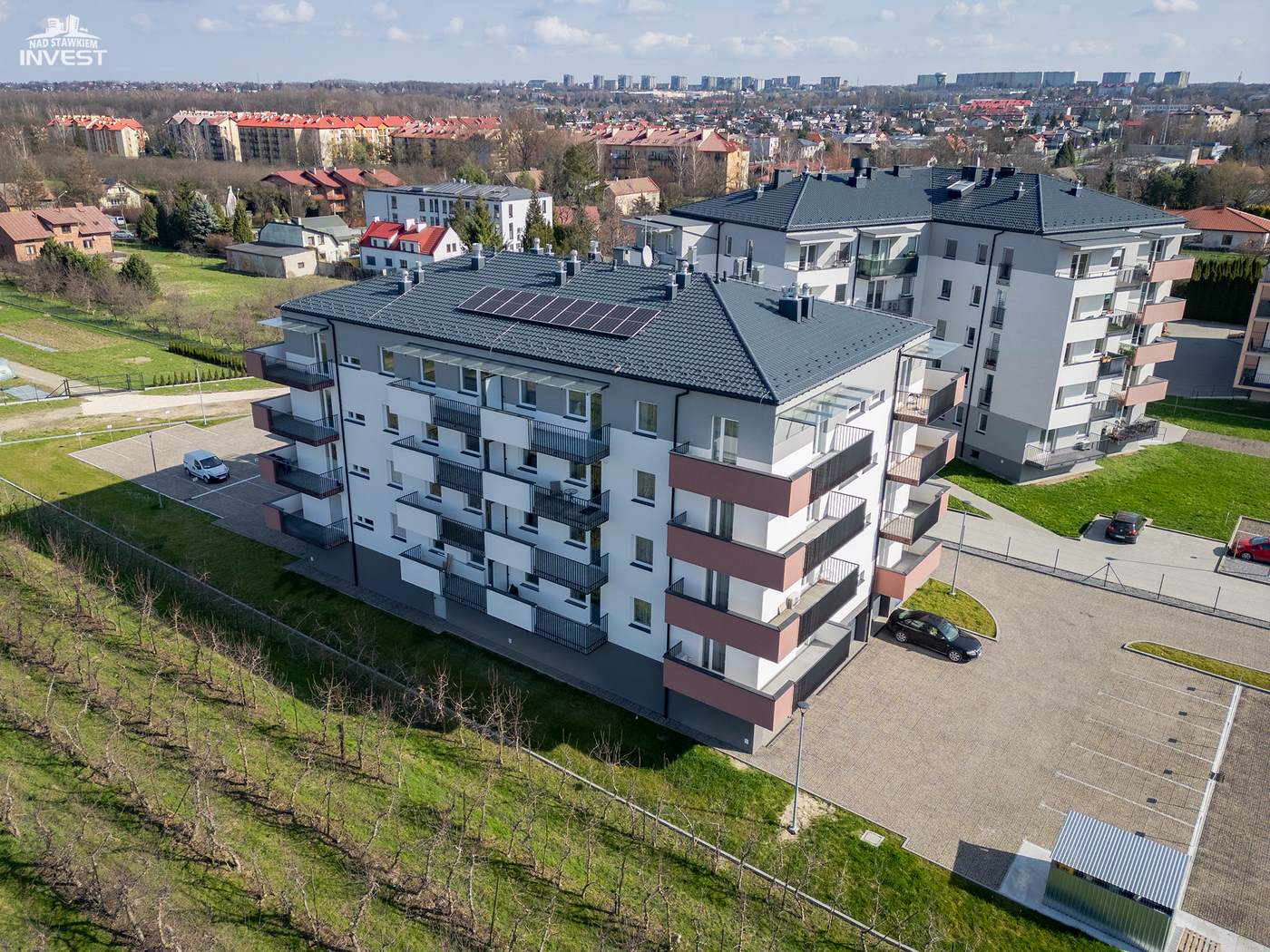 Budynek wielorodzinny przy ulicy Niedojadły 7C w Tarnowie z drona