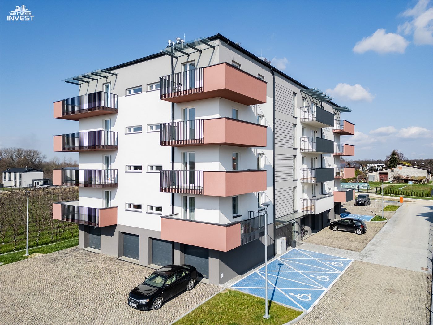 Budynek wielorodzinny przy ulicy Niedojadły 7C w Tarnowie z parkingiem zewnętrznym