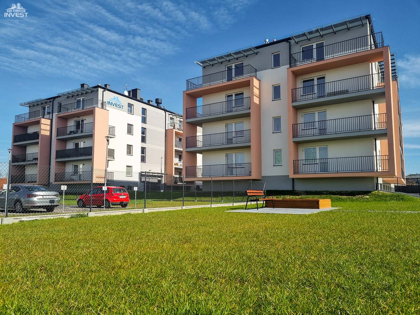 tereny rekreacyjne przed budynkiem wielorodzinnym