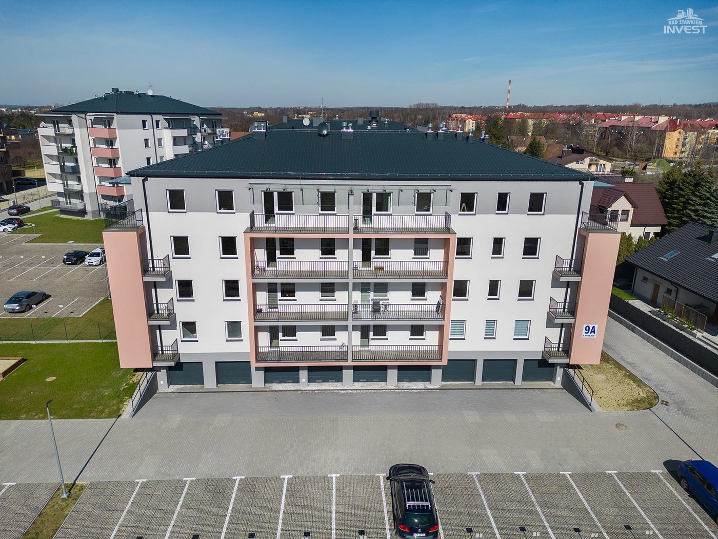 Budynek wielorodzinny przy ulicy Niedojadły 9A w Tarnowie z drona