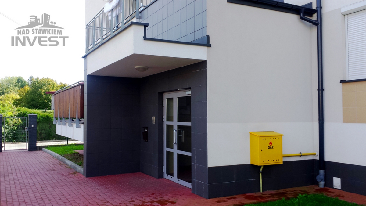 Wejście do budynku mieszkalnego przy ulicy Wieniawskiego w zbliżeniu