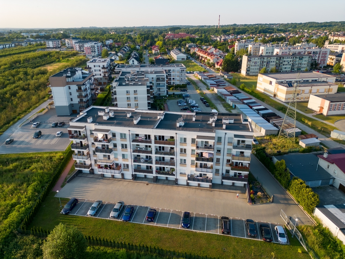 Budynek mieszkalny z parkingiem