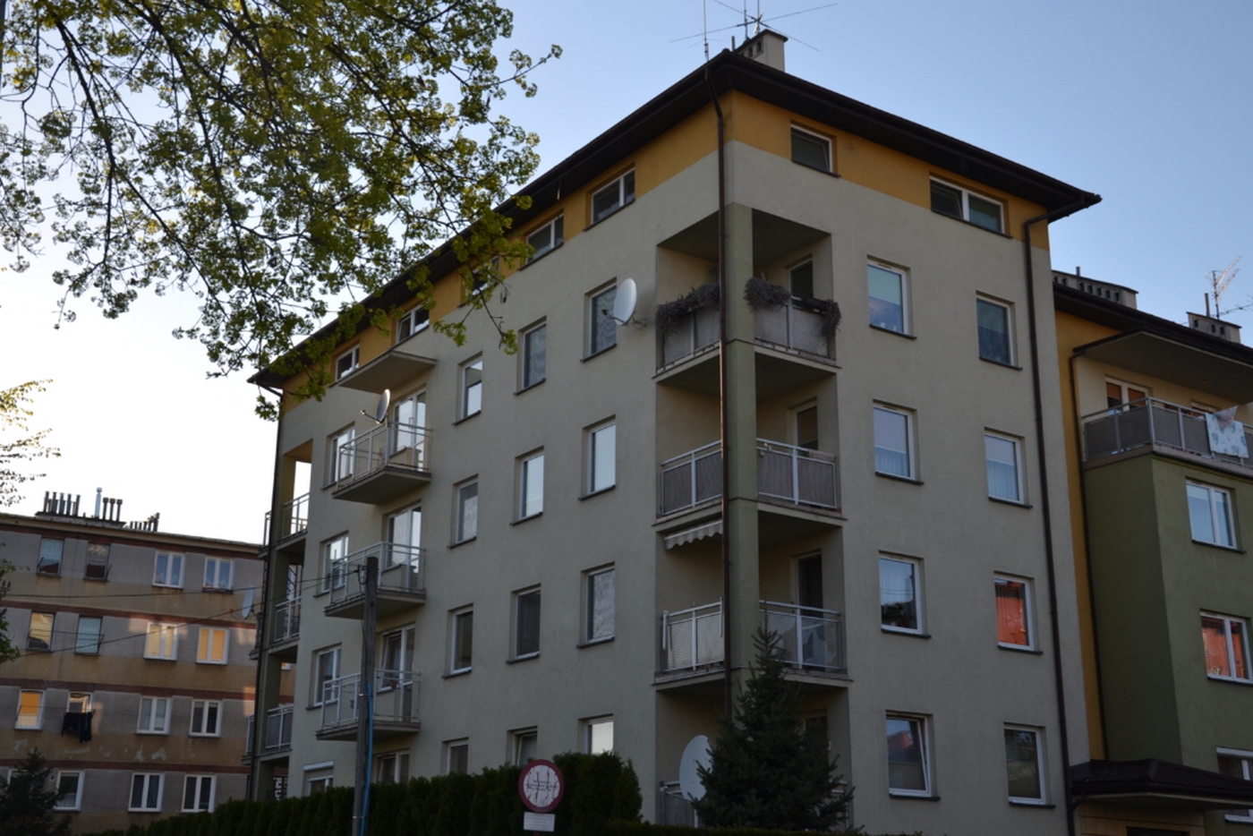 narożne balkony mieszkań przy ulicy Fredry w Tarnowie