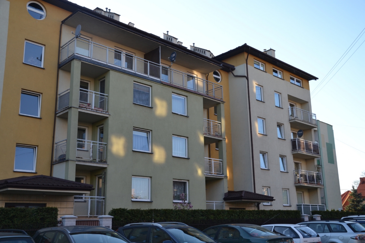 parking przed budynkiem na ulicy Fredry w Tarnowie