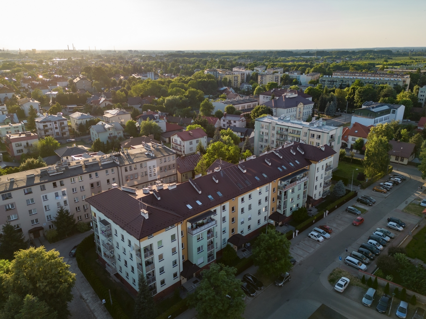 Budynek mieszkalny przy ulicy Fredry w Tarnowie w słońcu