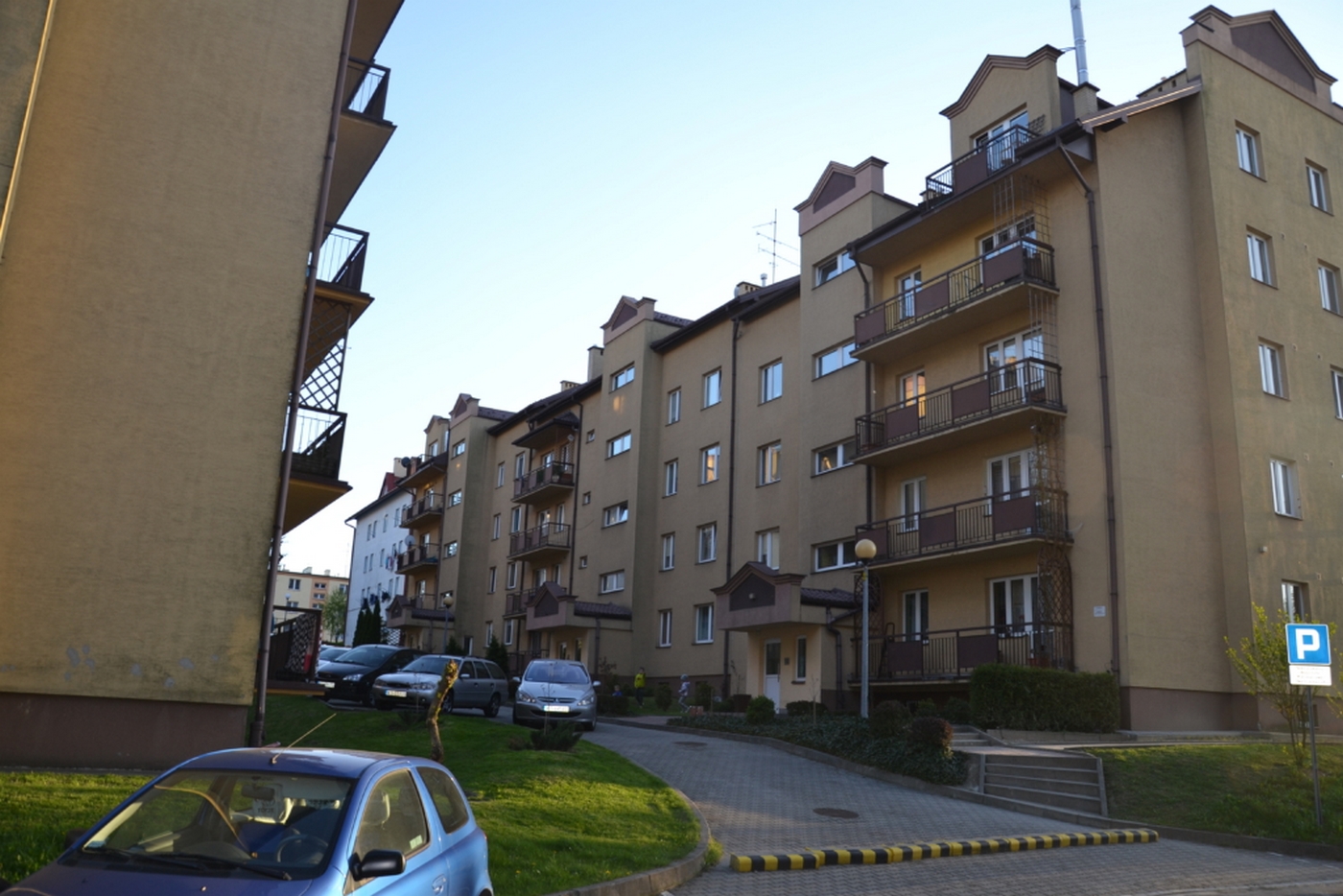 parking przy budynku mieszkalnym