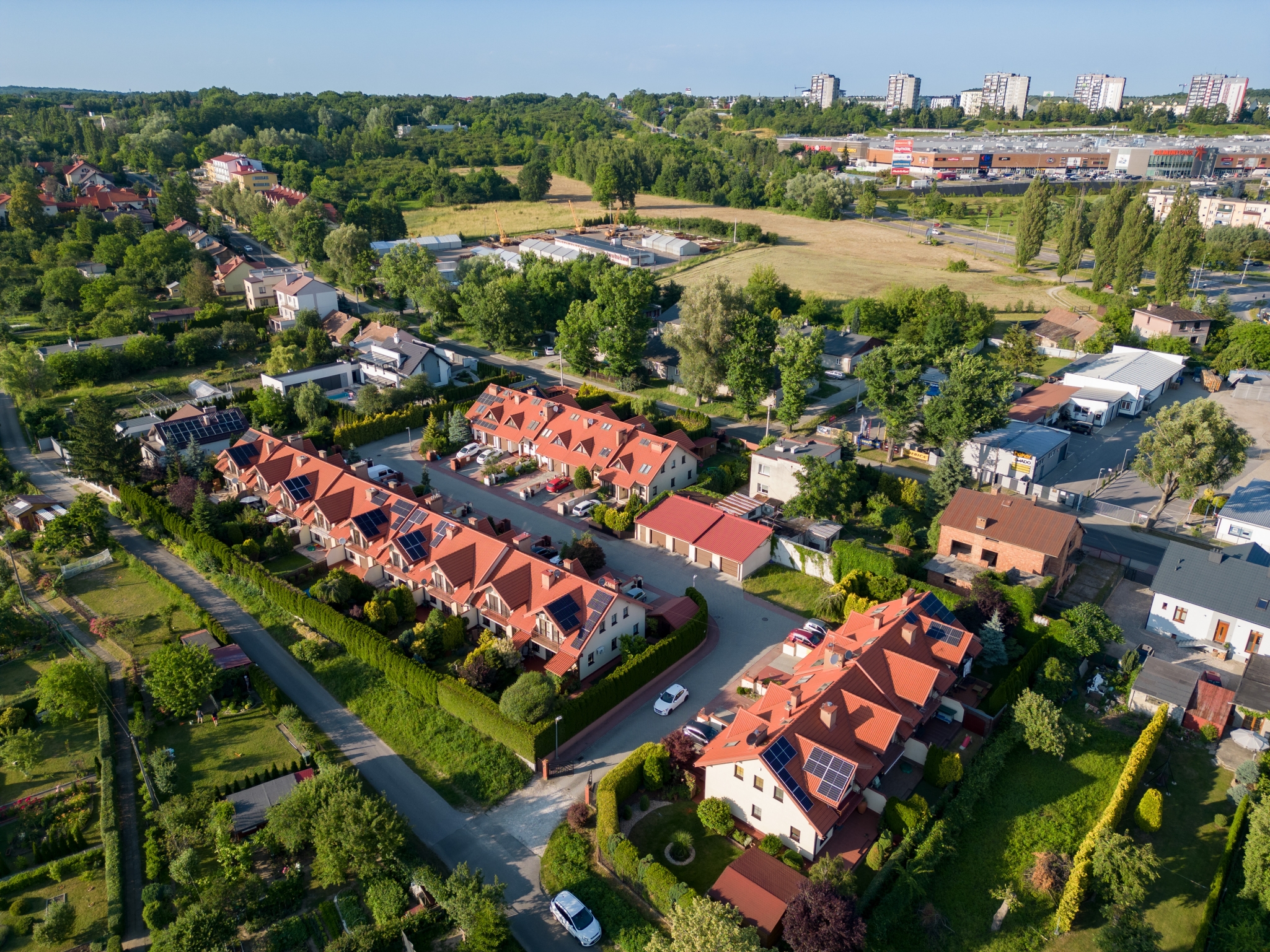 Osiedle szeregowe przy ulicy Krzyskiej 26 w Tarnowie z drona