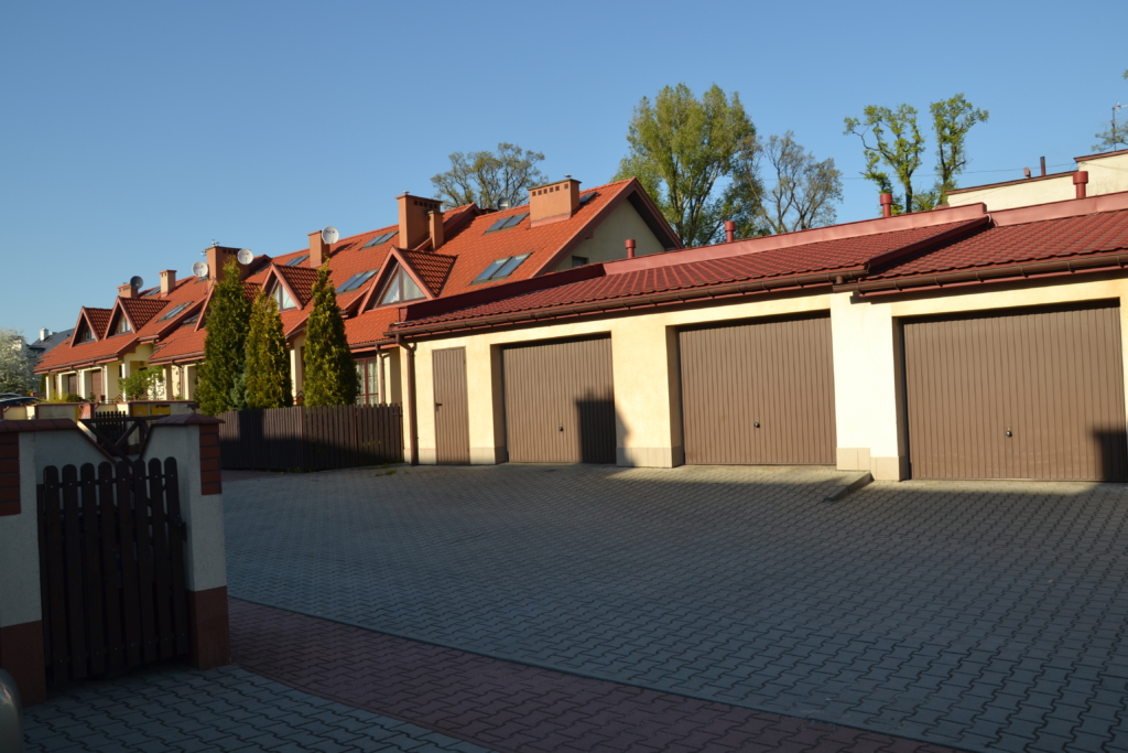 Osiedle szeregowe przy ulicy Krzyskiej 26 w Tarnowie z garażami zewnętrznymi