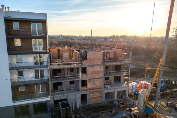 murowanie ścian budynku wielorodzinnego